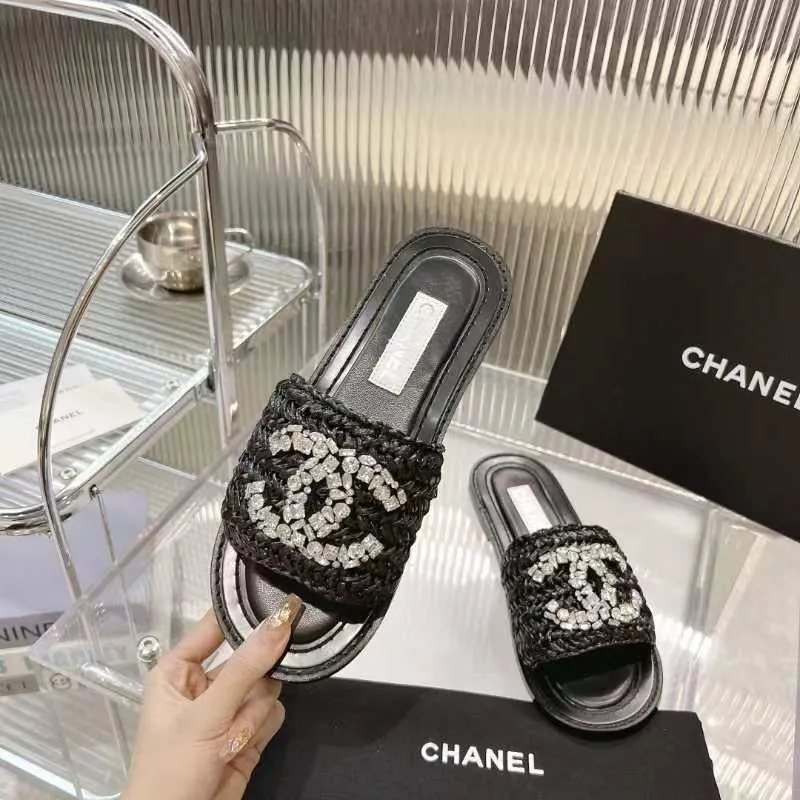 👟👟Ex-factory price 520👟👟 [Ready stock] 𝐂𝐡an𝐞𝐥 23 hot items! bing bing 23 early spring vacation series, the most beautiful rhinestone woven slippers, everyone is crazy to stock up, they are all crazy, it is really long grass, leisurely charm, close your eyes and enter the series!  💭Color: Black/Apricot/White 💭Upper: The upper is made of imported raffia and is fully hand-woven and very comfortable! The hand-made diamond jewelry is sparkling enough 💭Inner pads: imported sheepskin lining and pads 💭Outsole: genuine leather outsole (complex leather outsole with ten grooves and stitching, very particular about material workmanship) 💭Code number: 35-42 (41 and 42 are custom-made and cannot be returned or exchanged)